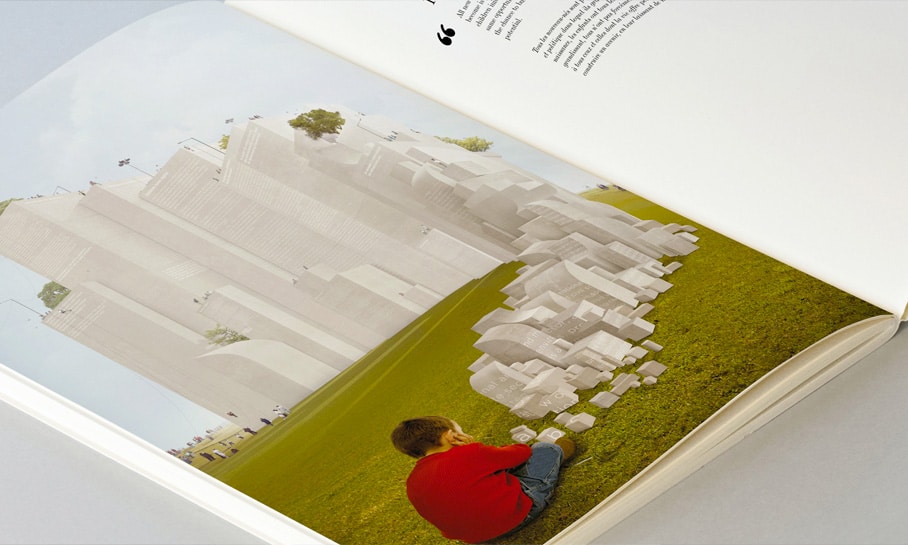 Illustration issue du livre '60 Unite For Children' ouvert montrant un jeune garçon observant des structures monumentales avec des textes sur les droits de l'enfant, reflétant l'interaction entre l'art public et la sensibilisation aux droits humains.