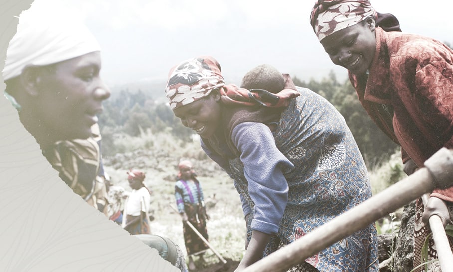 Des femmes travaillant ensemble dans un champ agricole, certaines portant des enfants sur le dos. Elles sont habillées de vêtements colorés et de foulards traditionnels, et utilisent des outils manuels pour labourer la terre. L'image évoque un sentiment de communauté et de travail collectif. La palette de couleurs est douce et naturelle, mettant en valeur la scène rurale et l'effort physique du travail dans les champs.
