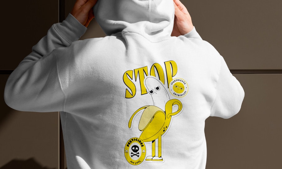Personne portant un sweat à capuche blanc avec un motif de banane et le message 'STOP ingrédients invisibles' pour une campagne de sensibilisation de @actionaid_fr.