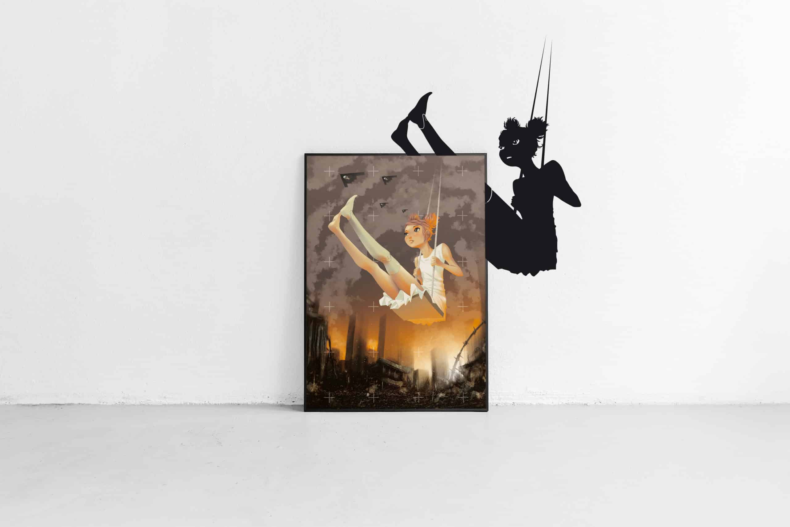 Art mural contemporain exposé dans une galerie, représentant une jeune femme suspendue sur une balançoire, avec une prothèse à la place de la jambe gauche. En fond, un paysage urbain dévasté et des drones survolant l'ensemble.