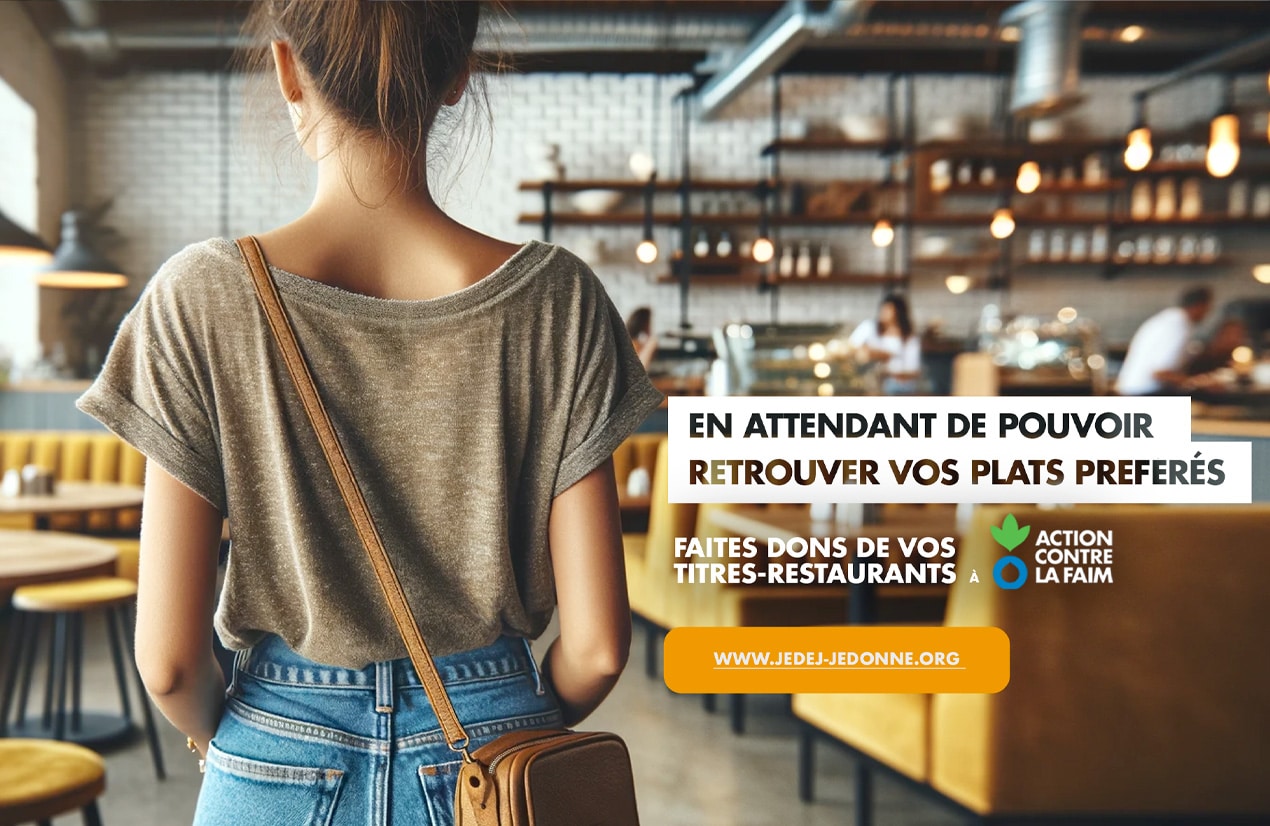 Une femme de dos dans un restaurant moderne avec des sièges en cuir jaune, un message encourageant les dons de titres-restaurant à Action Contre la Faim avec le site www.jedej-jedonne.org.