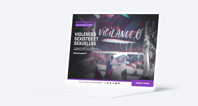 Sur un ordinateur portable ouvert, une page web d’ActionAid est affichée avec un en-tête proclamant 'VIOLENCES SEXISTES ET SEXUELLES'. Une photo montre une femme portant un masque et regardant avec intensité l'objectif, tenant entre ses mains un panneau sur lequel est inscrit "Vigilance 0". Un bouton incite à 'PASSER À L'ACTION', indiquant un appel à l'engagement pour la cause présentée.