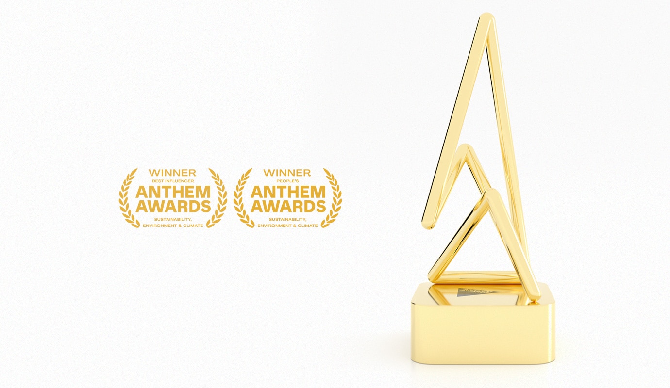 Trophée doré des Anthem Awards avec les logos des récompenses pour les catégories Meilleur Influenceur et Choix du Public, axées sur la durabilité, l'environnement et le climat.