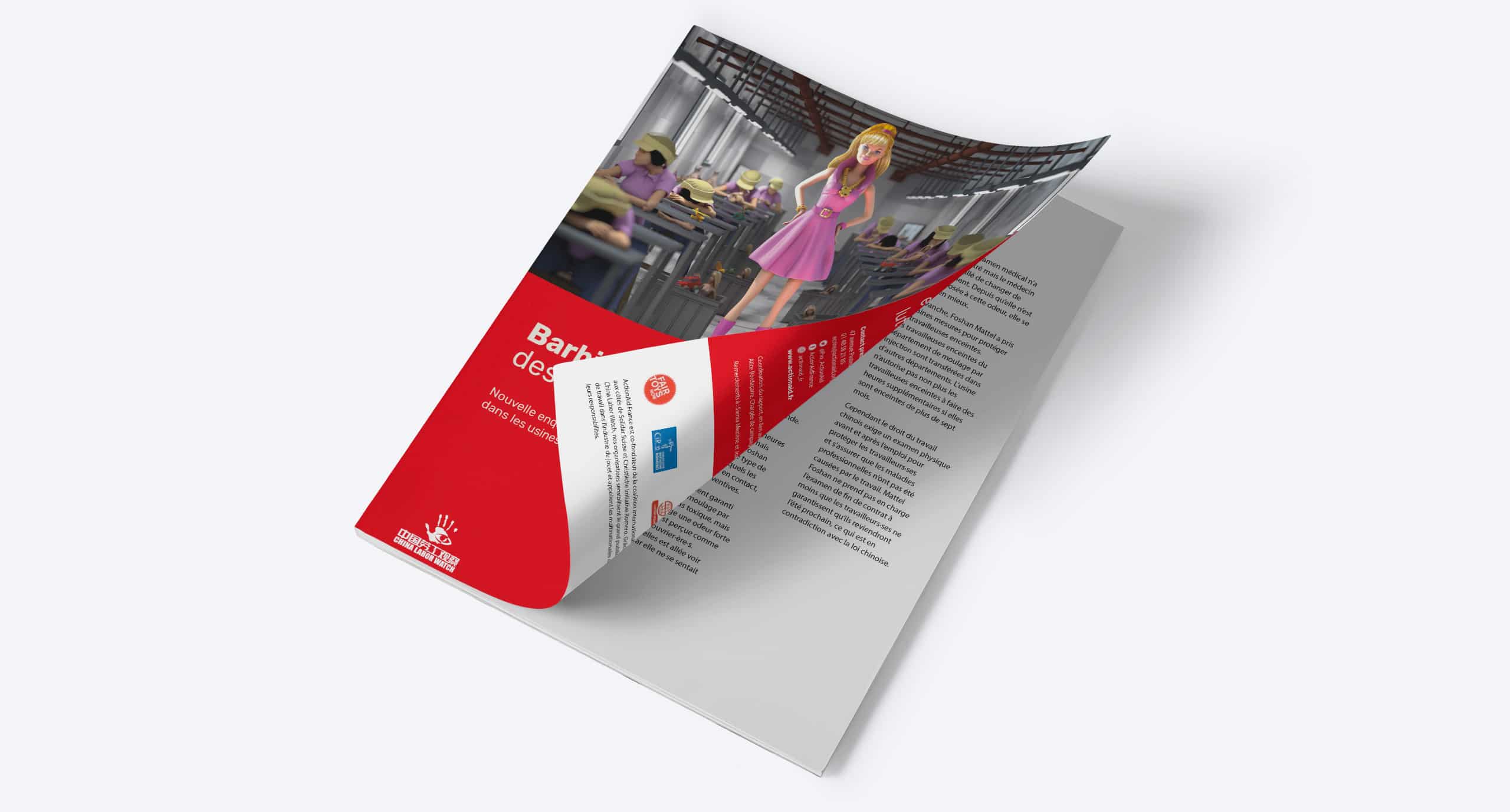 Brochure de plaidoyer, avec un fond rouge et une image de Barbie au centre d'une usine de travail. Le texte sur l'affiche critique les conditions de travail dans les usines produisant des jouets.