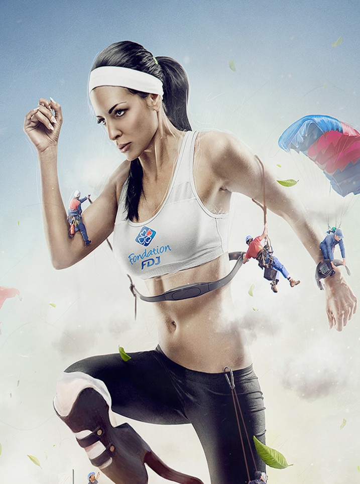 Une jeune femme athlète handisport en tenue de sport, portant un bandeau et un top marqué du logo de la Fondation FDJ, court dynamiquement avec une expression concentrée, entourée de petits ouvriers accessoirisant l'athlète, dans un environnement aéré avec des feuilles qui volent.