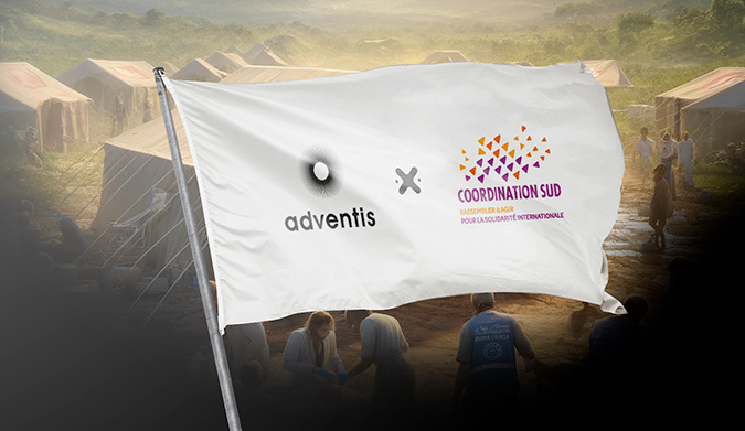 Drapeau blanc flottant, portant les logos 'adventis' et 'COORDINATION SUD' avec le slogan 'Rassembler & Agir pour la solidarité internationale'. En arrière-plan, une scène de camp humanitaire avec des tentes et des personnes engagées dans des activités de secours. L'atmosphère est brumeuse et lumineuse, évoquant un lever ou un coucher de soleil sur un terrain vallonné.